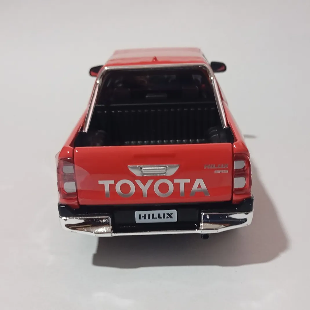 Toyota hilux rojo ESCALA 1-24 marca maisto 5