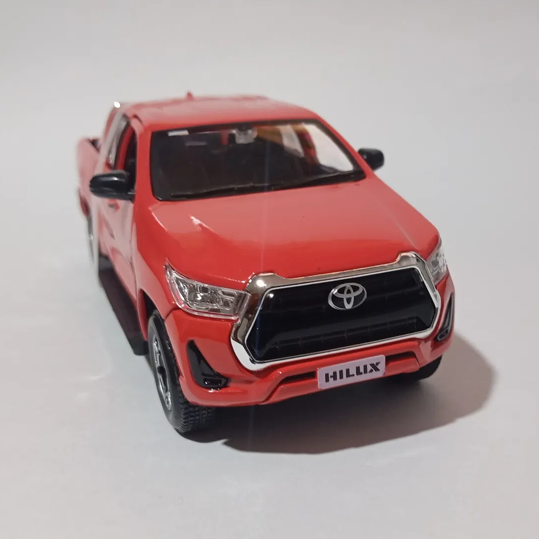 Toyota hilux rojo ESCALA 1-24 marca maisto 1