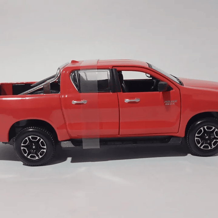 Toyota hilux rojo ESCALA 1-24 marca maisto 6