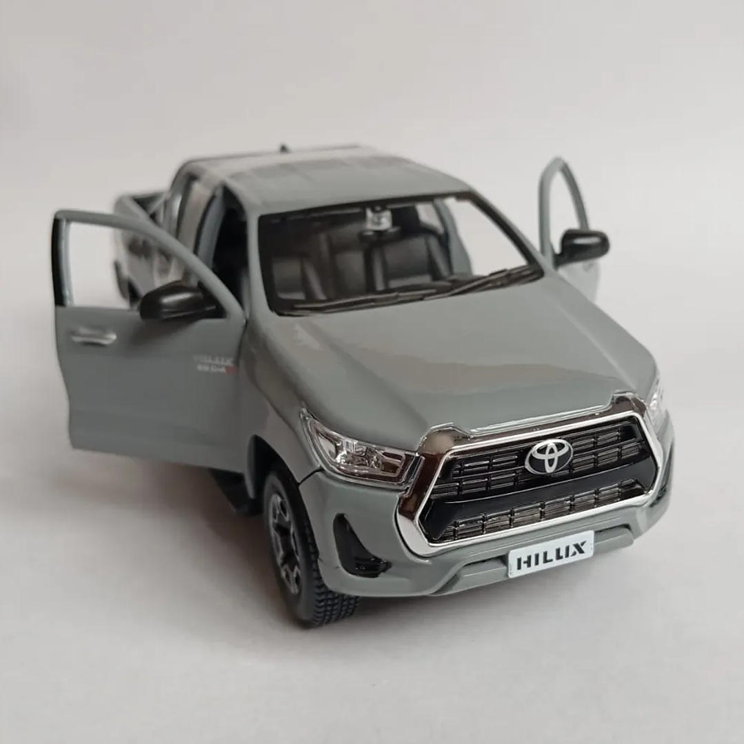 Toyota hilux GRIS ESCALA 1-24 marca maisto 4