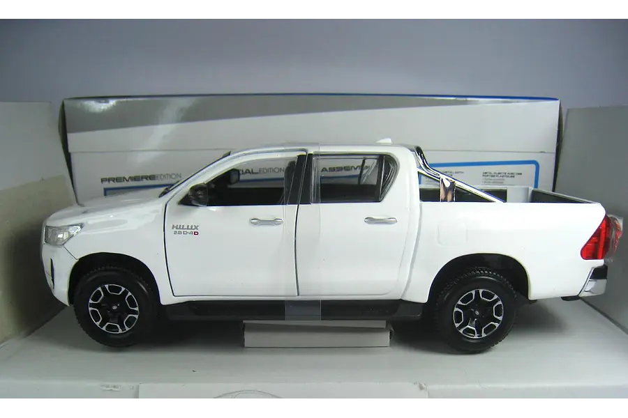 Toyota hilux BLANCA ESCALA 1-24 marca maisto