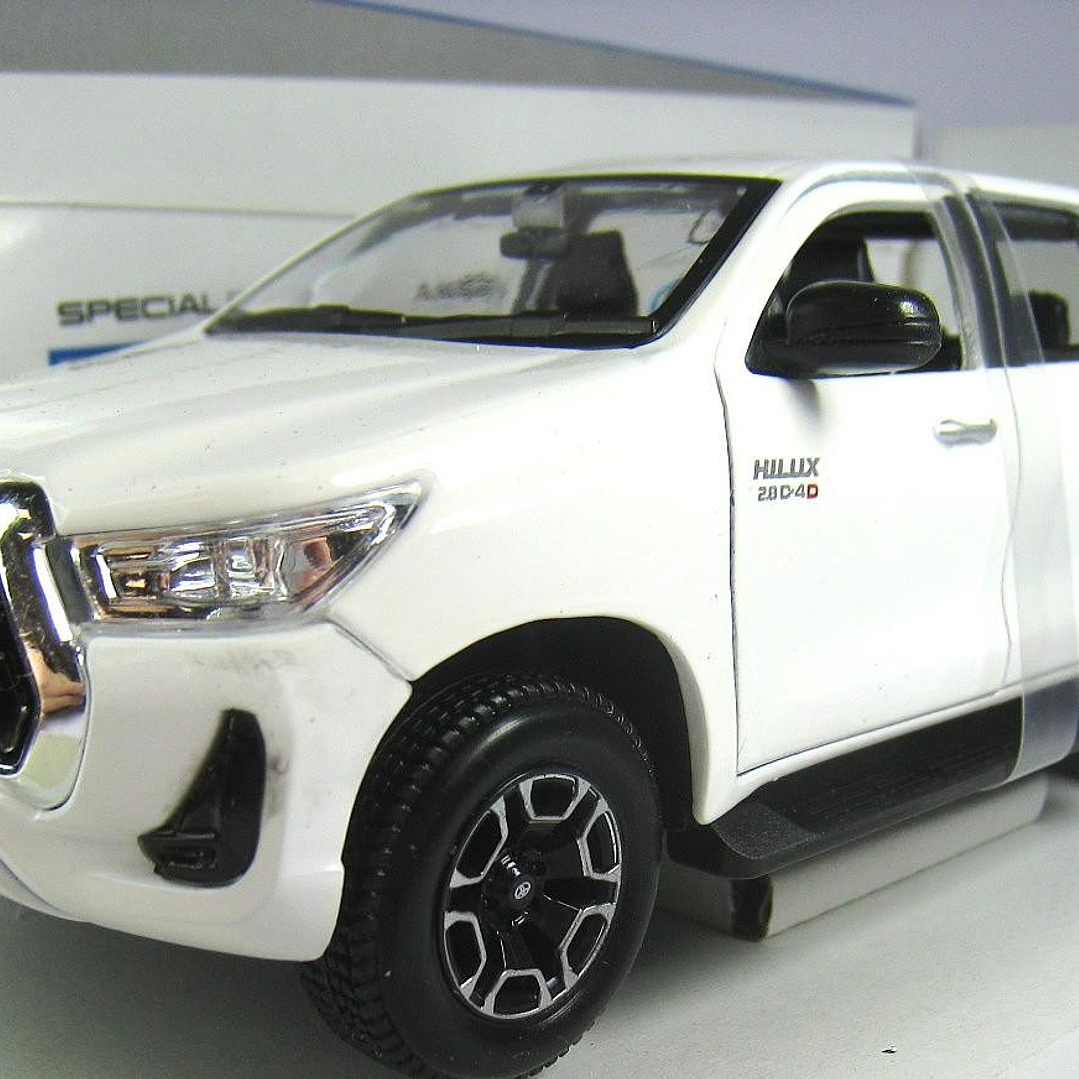 Toyota hilux BLANCA ESCALA 1-24 marca maisto 4