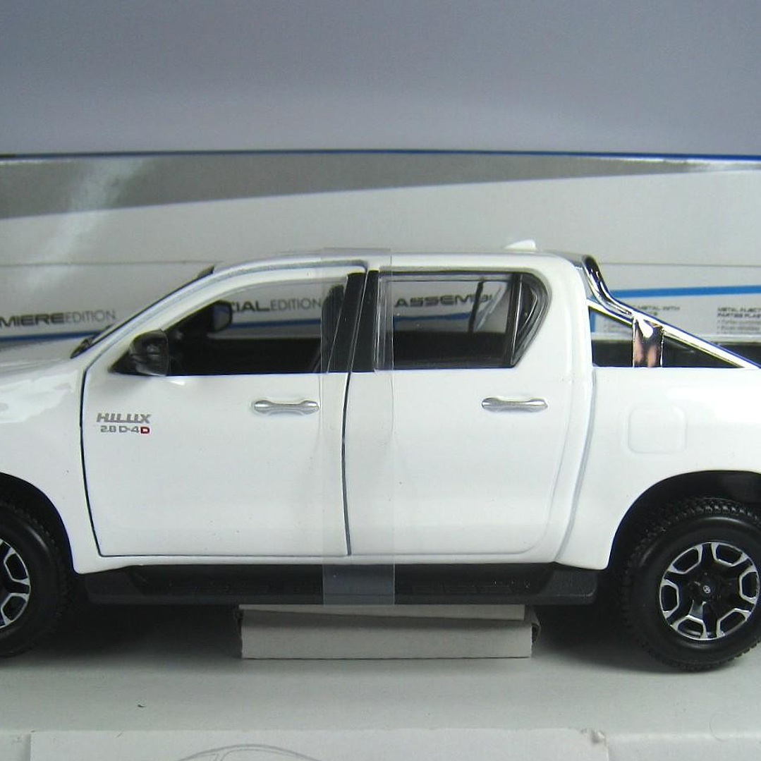 Toyota hilux BLANCA ESCALA 1-24 marca maisto  1