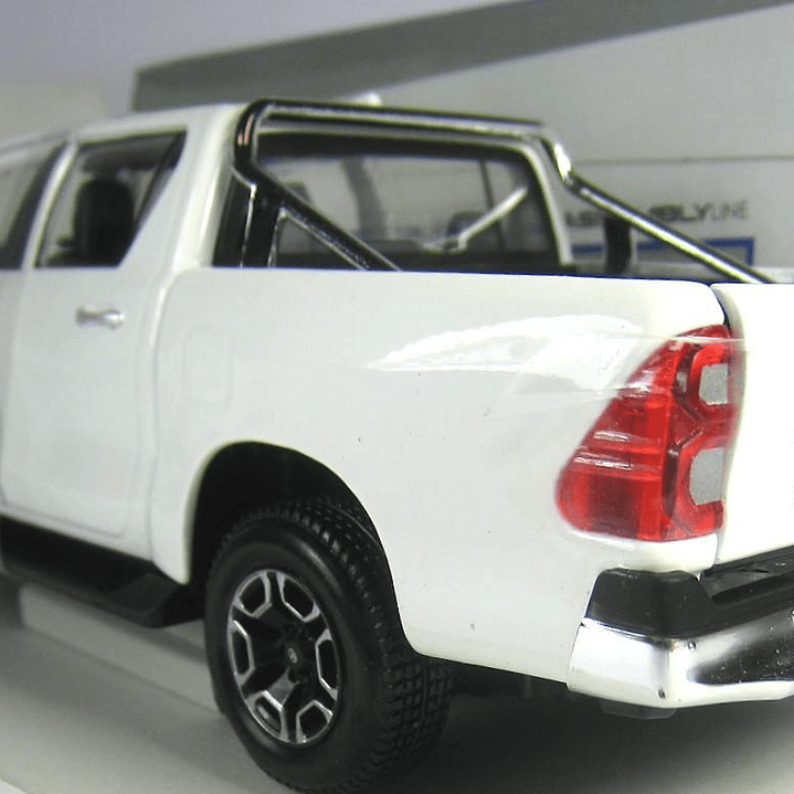 Toyota hilux BLANCA ESCALA 1-24 marca maisto  2