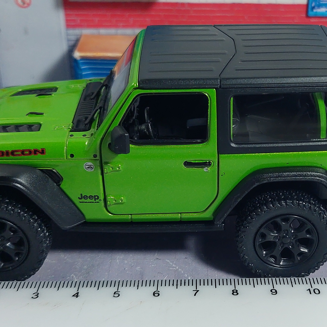 Jeep Wrangler VERDE Escala 1/34 Marca Kinsmart 3