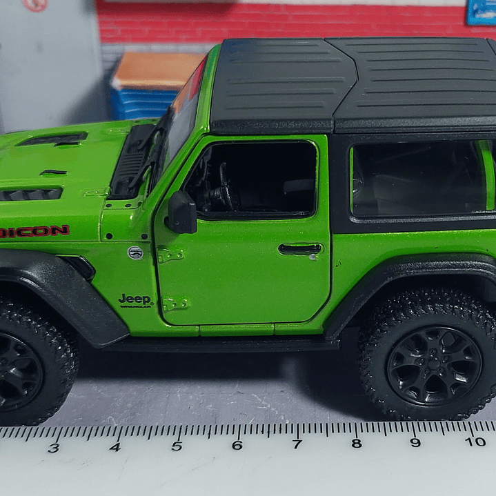 Jeep Wrangler VERDE Escala 1/34 Marca Kinsmart 3