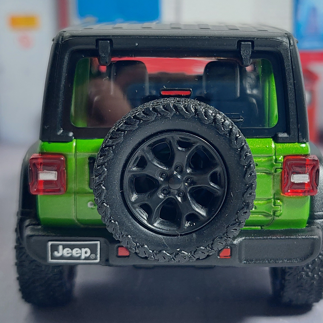 Jeep Wrangler VERDE Escala 1/34 Marca Kinsmart 4