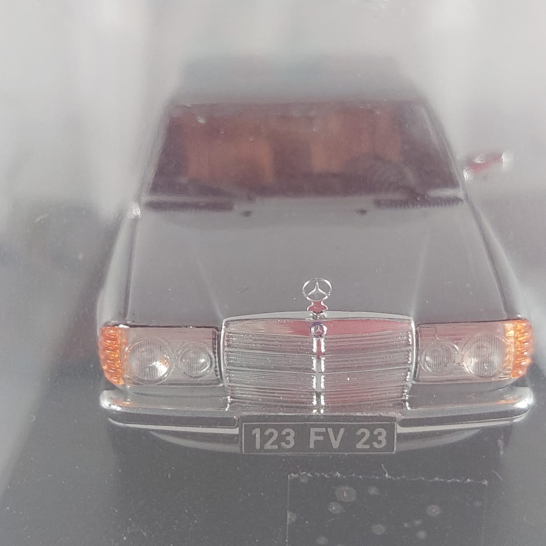 Mercedes-Benz W123 1976, Ixo, Escala 1-43 4