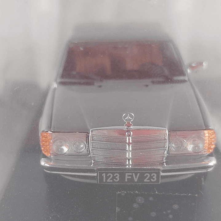 Mercedes-Benz W123 1976, Ixo, Escala 1-43 4