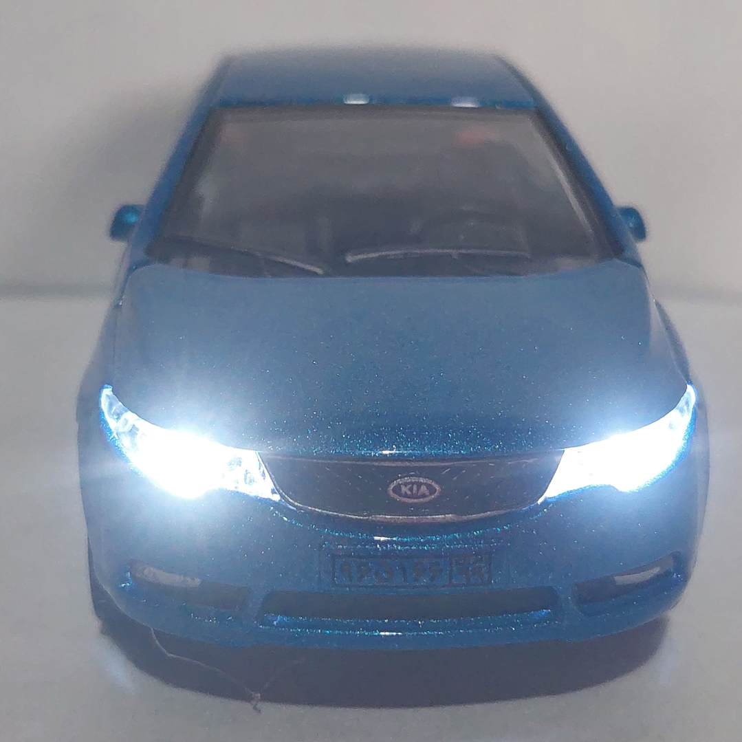 Kia cerato azul Escala 1/36 con luces LED 2