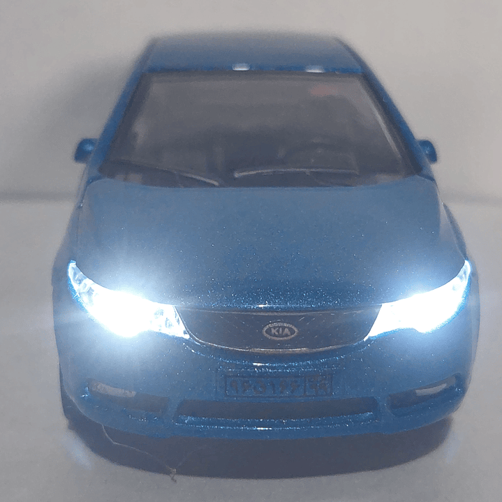 Kia cerato azul Escala 1/36 con luces LED 2