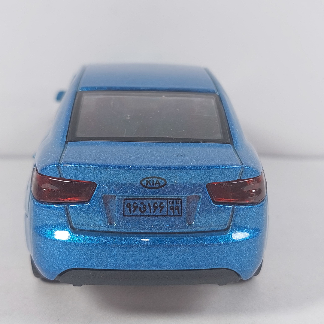 Kia cerato azul Escala 1/36 con luces LED 3