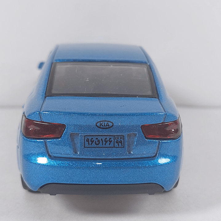 Kia cerato azul Escala 1/36 con luces LED 3