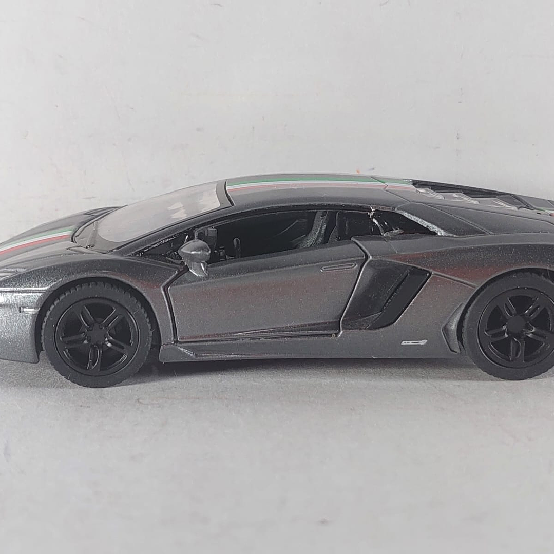 LAMBORGHINI AVENTADOR  1/36 gris MARCA kinsmart BANDERA 2