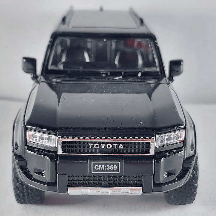 Toyota Prado 2025 ,negra Escala 1/32  4