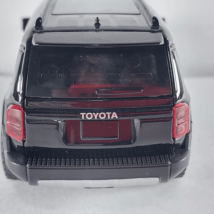 Toyota Prado 2025 ,negra Escala 1/32  6