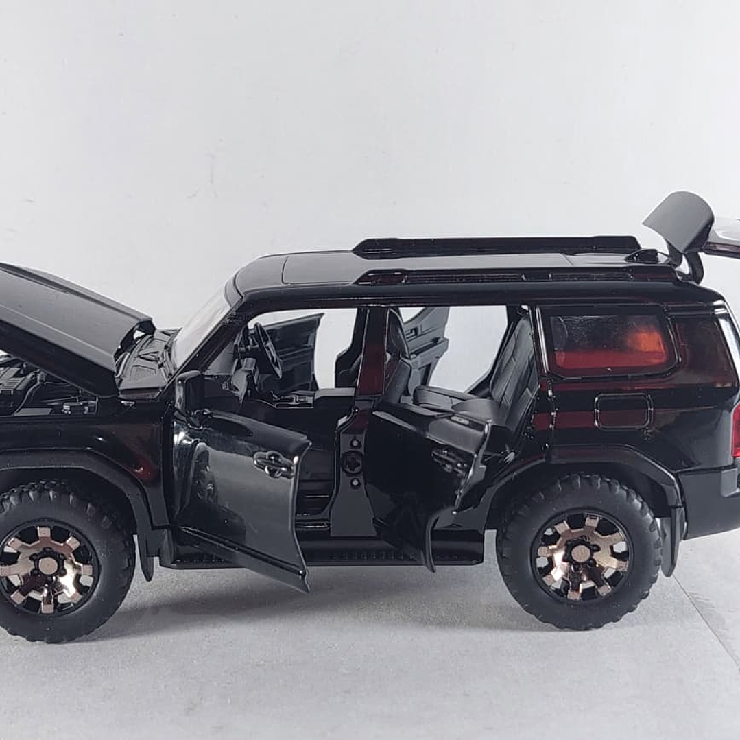 Toyota Prado 2025 ,negra Escala 1/32  8