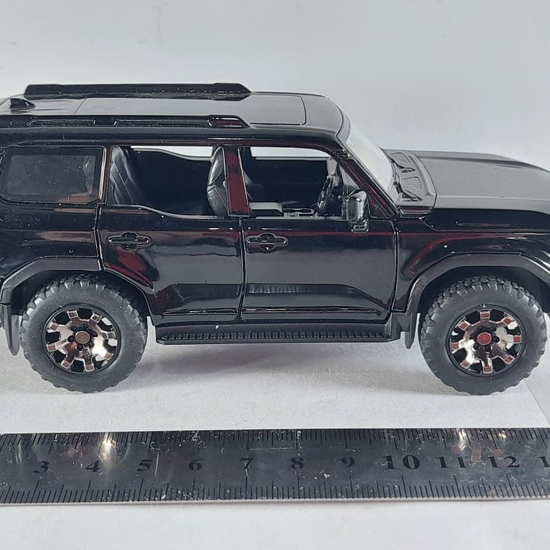 Toyota Prado 2025 ,negra Escala 1/32  9