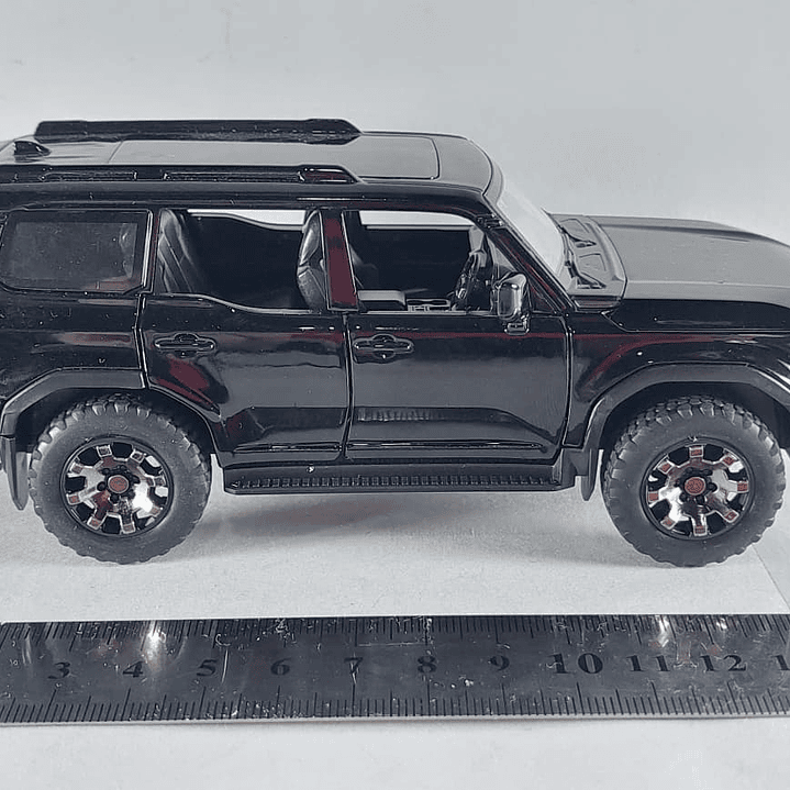 Toyota Prado 2025 ,negra Escala 1/32  9