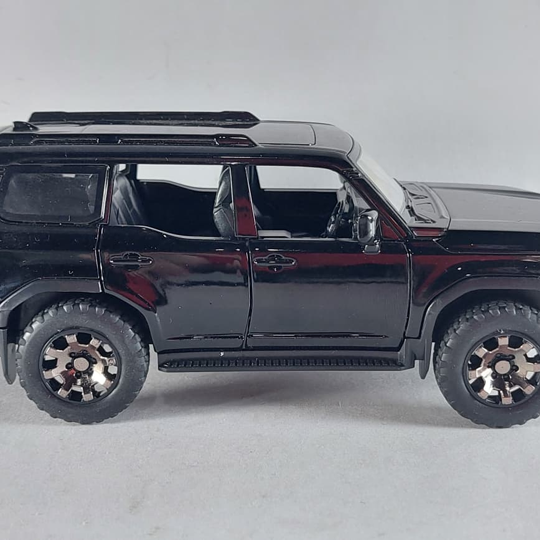 Toyota Prado 2025 ,negra Escala 1/32  11
