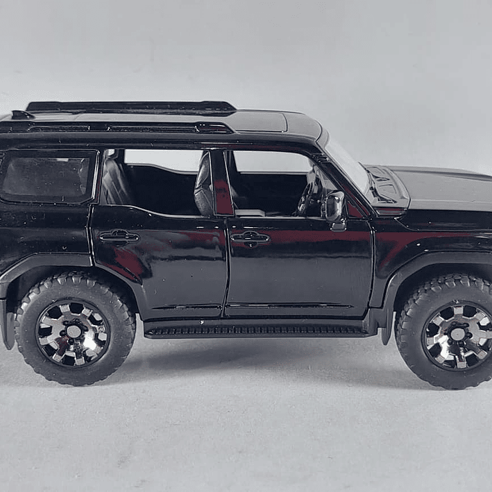 Toyota Prado 2025 ,negra Escala 1/32  11