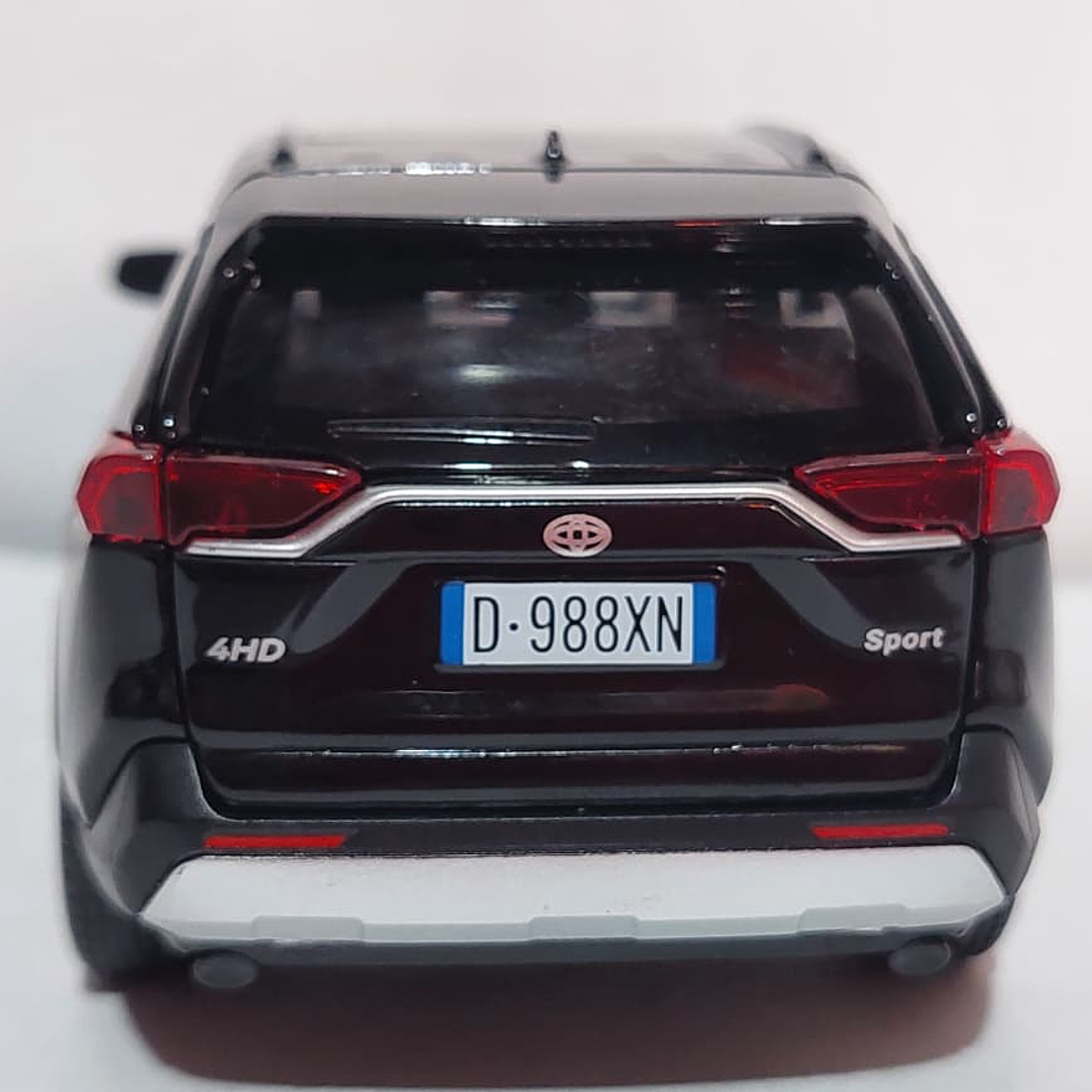 Toyota RAV4 ,negra Escala 1/32  5
