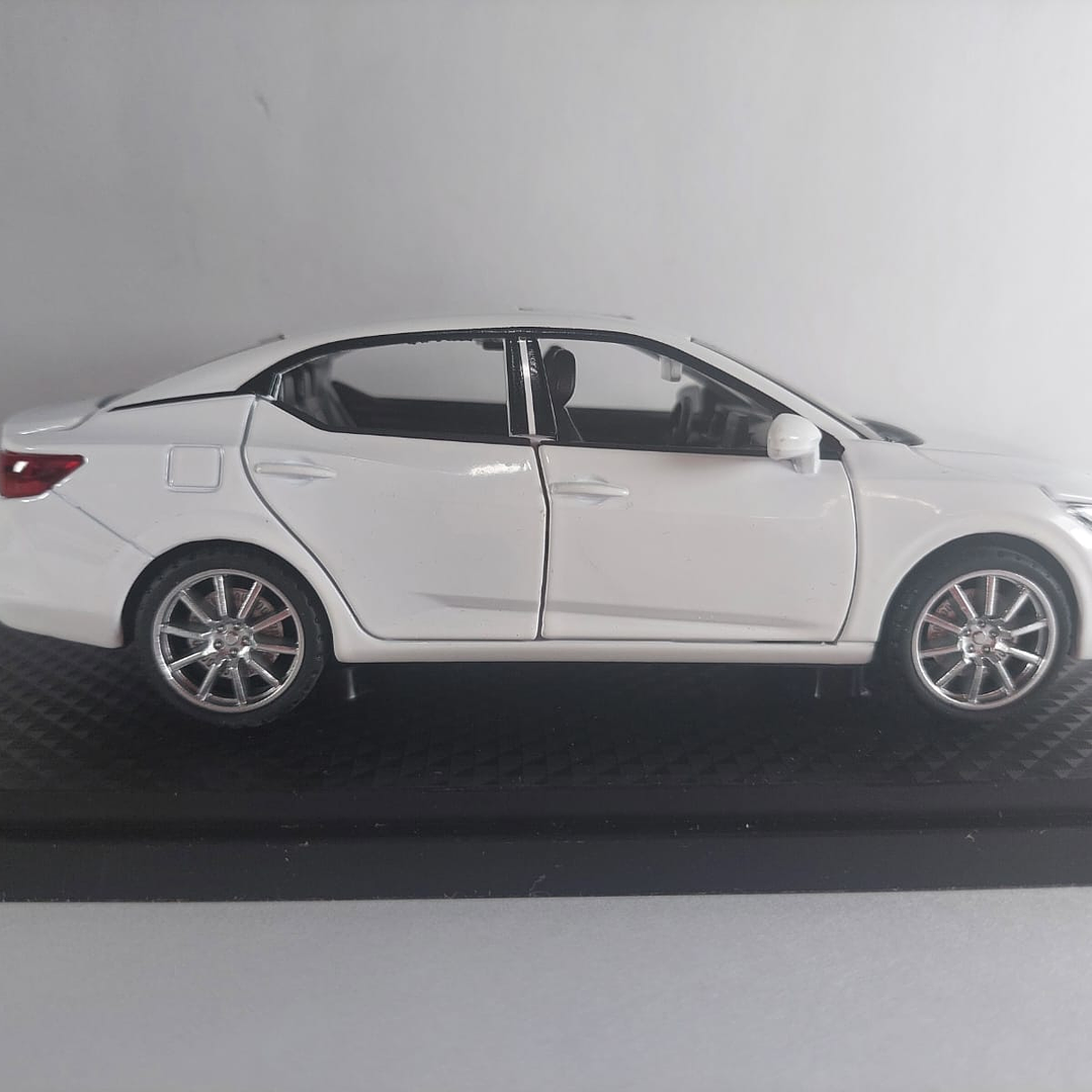Nissan SENTRA  2020 , Escala 1-32 marca china luces Led 3