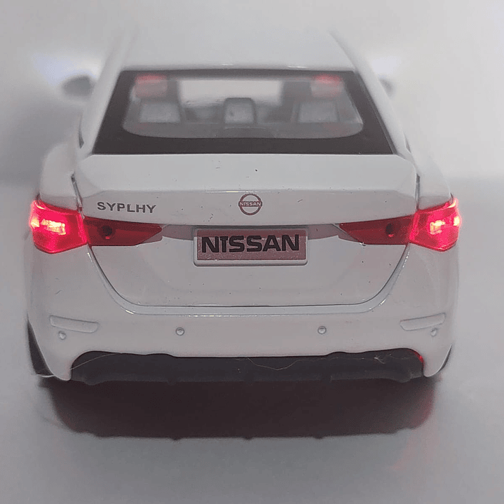 Nissan SENTRA  2020 , Escala 1-32 marca china luces Led 4