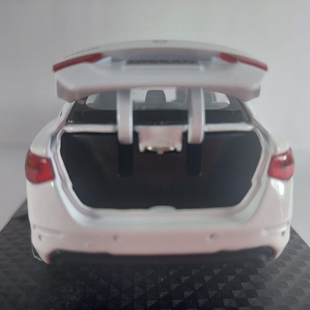 Nissan SENTRA  2020 , Escala 1-32 marca china luces Led 5