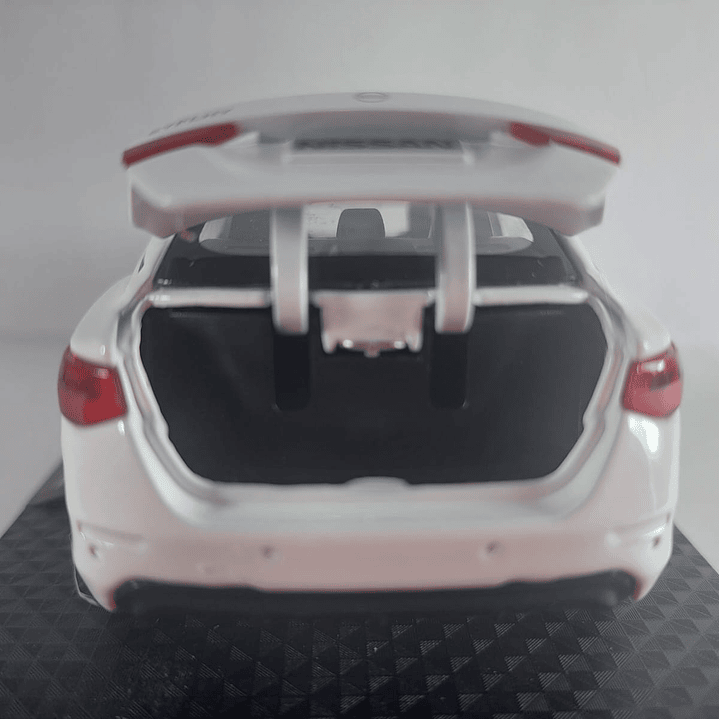 Nissan SENTRA  2020 , Escala 1-32 marca china luces Led 5