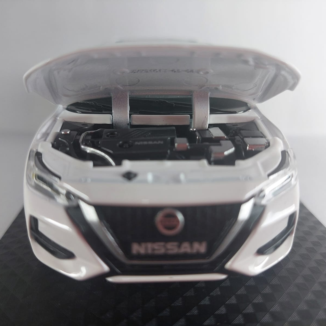 Nissan SENTRA  2020 , Escala 1-32 marca china luces Led 8