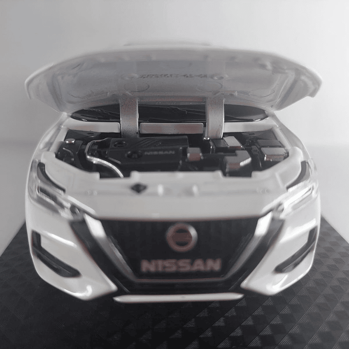 Nissan SENTRA  2020 , Escala 1-32 marca china luces Led 8