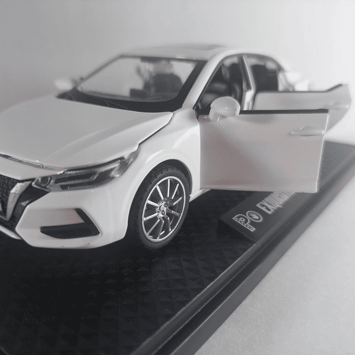 Nissan SENTRA  2020 , Escala 1-32 marca china luces Led 9