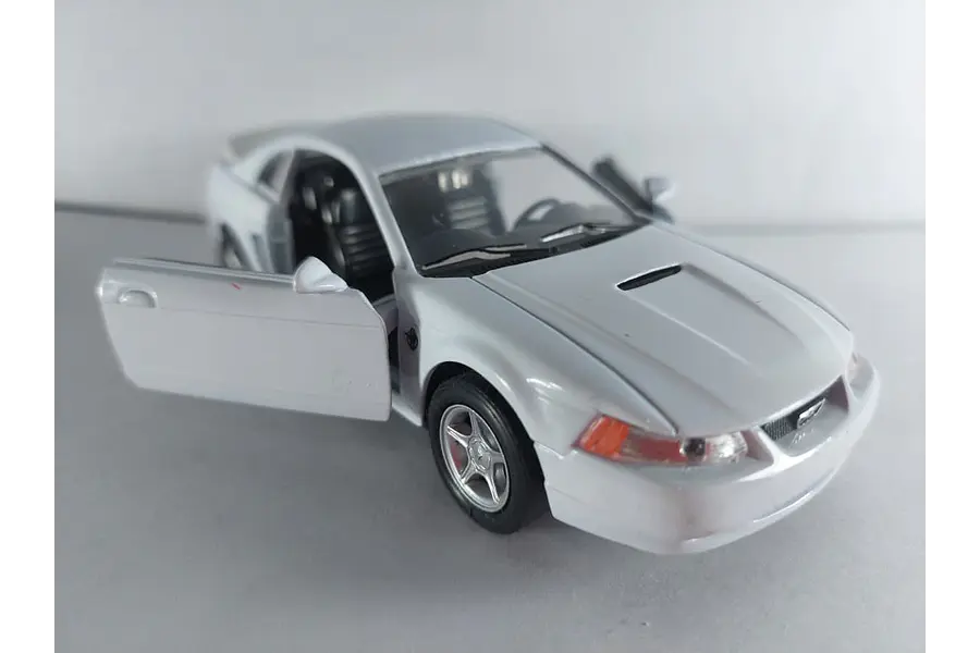 FORD MUSTANG  GT 1999 blanco marca Welly, Escala 1-32
