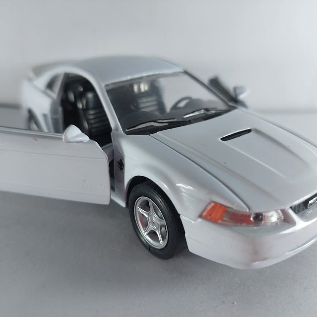 FORD MUSTANG  GT 1999 blanco marca Welly, Escala 1-32 1
