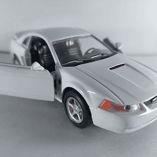 FORD MUSTANG  GT 1999 blanco marca Welly, Escala 1-32