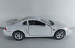 FORD MUSTANG  GT 1999 blanco marca Welly, Escala 1-32