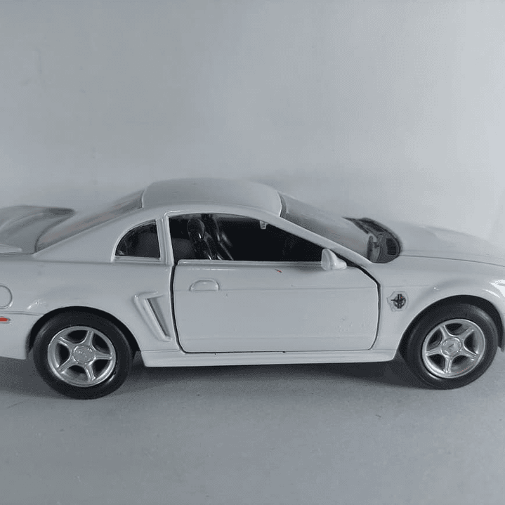 FORD MUSTANG  GT 1999 blanco marca Welly, Escala 1-32 2
