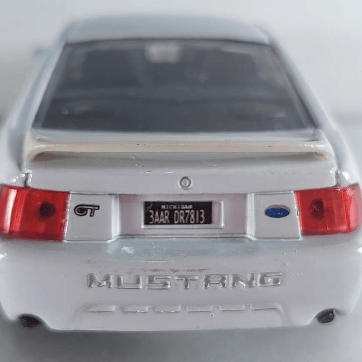FORD MUSTANG  GT 1999 blanco marca Welly, Escala 1-32 3