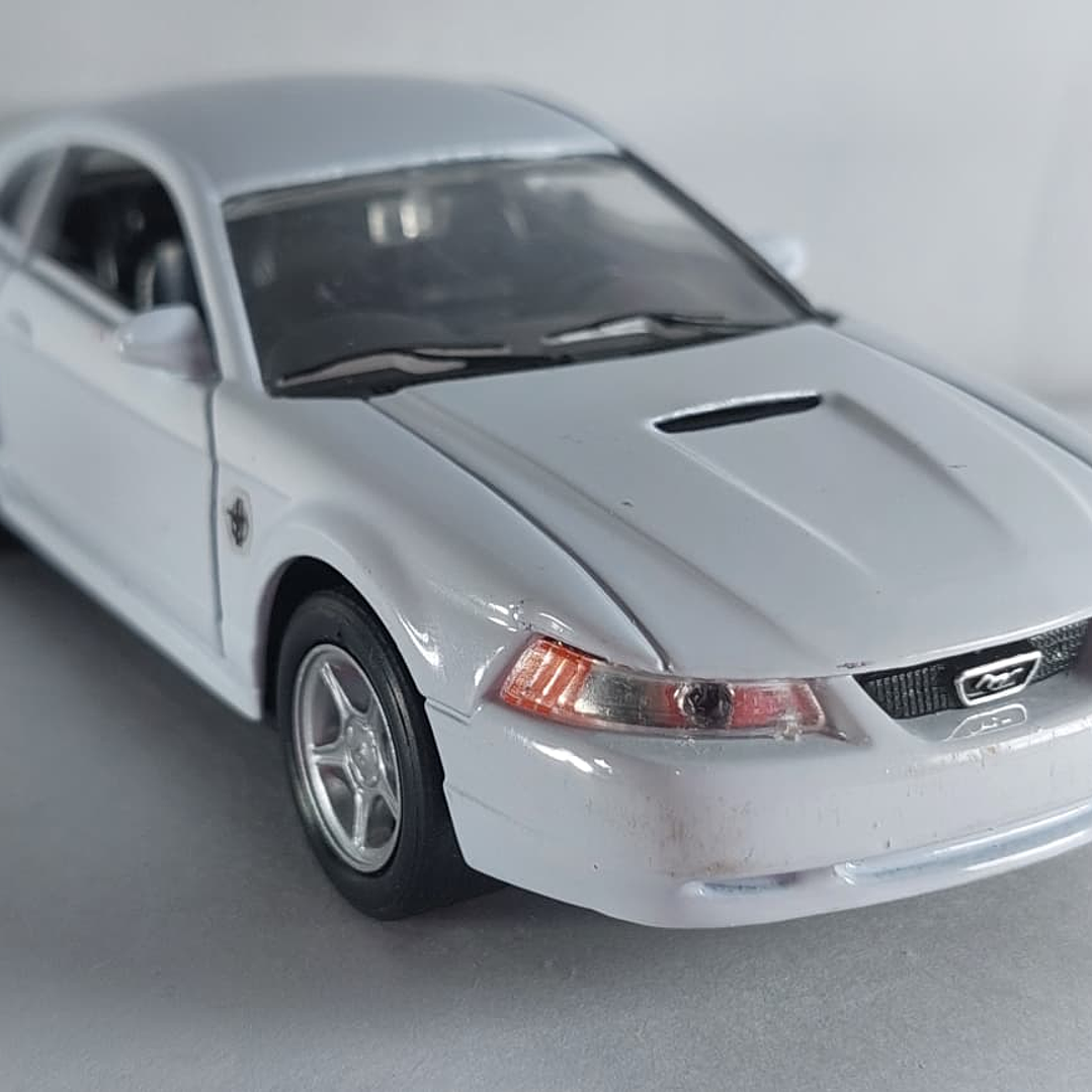 FORD MUSTANG  GT 1999 blanco marca Welly, Escala 1-32 5