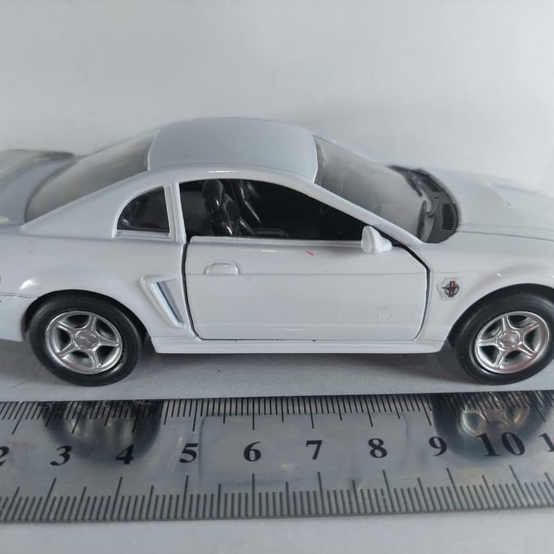 FORD MUSTANG  GT 1999 blanco marca Welly, Escala 1-32 6