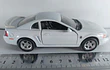FORD MUSTANG  GT 1999 blanco marca Welly, Escala 1-32