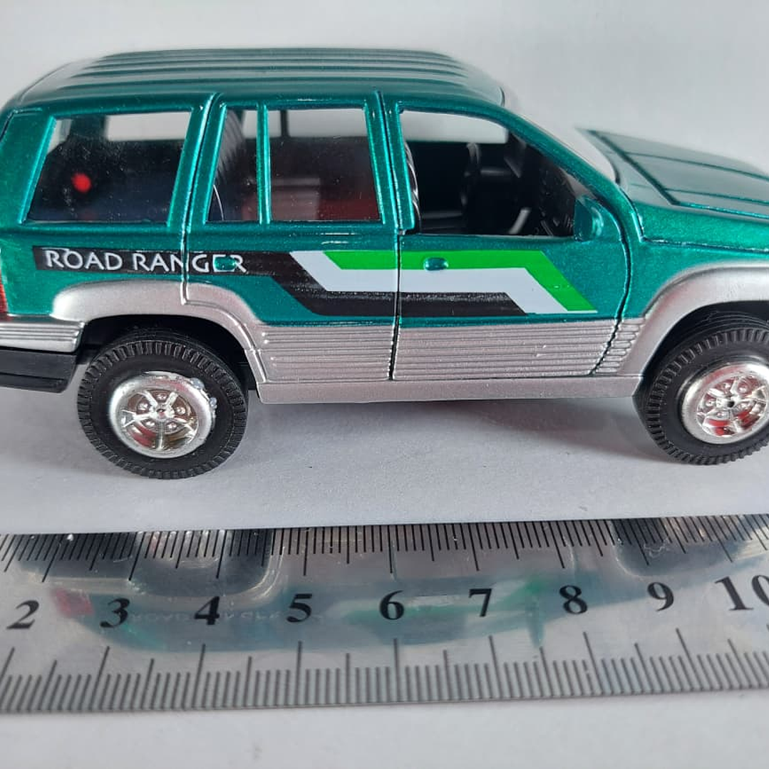 Jeep Cherokee verde ,Escala 1/36 marca china  2