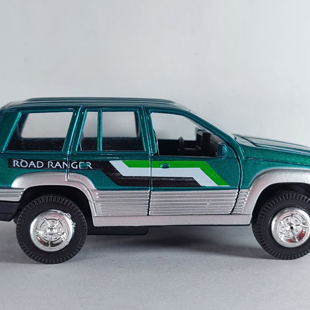 Jeep Cherokee verde ,Escala 1/36 marca china  3