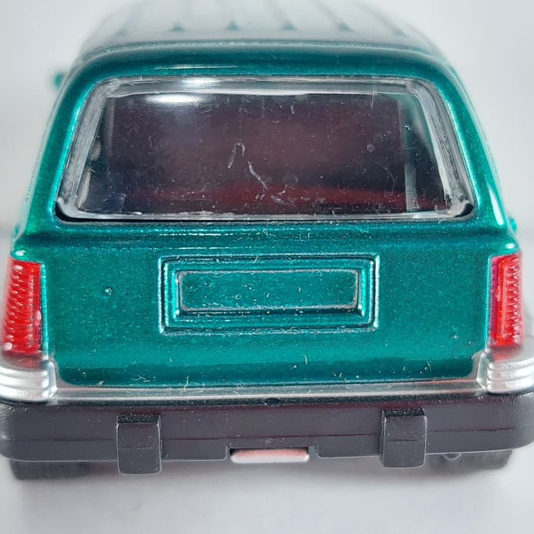 Jeep Cherokee verde ,Escala 1/36 marca china  4
