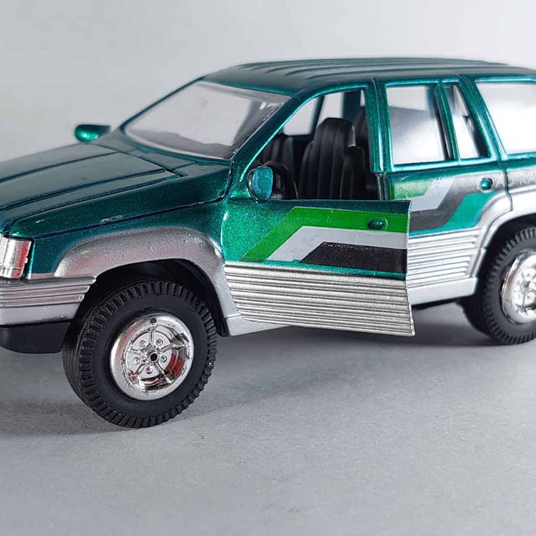 Jeep Cherokee verde ,Escala 1/36 marca china  5