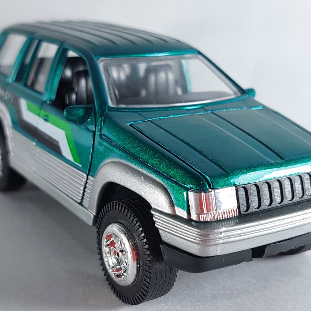 Jeep Cherokee verde ,Escala 1/36 marca china  1