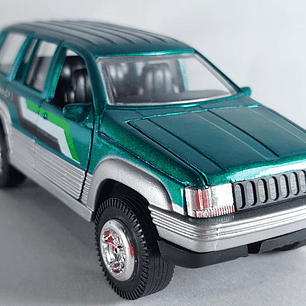 Jeep Cherokee verde ,Escala 1/36 marca china 