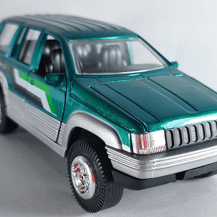 Jeep Cherokee verde ,Escala 1/36 marca china  1