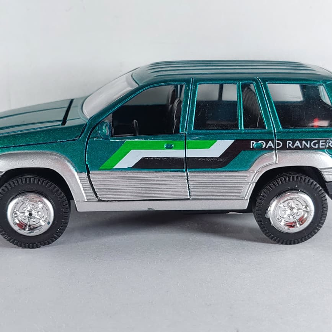 Jeep Cherokee verde ,Escala 1/36 marca china  7